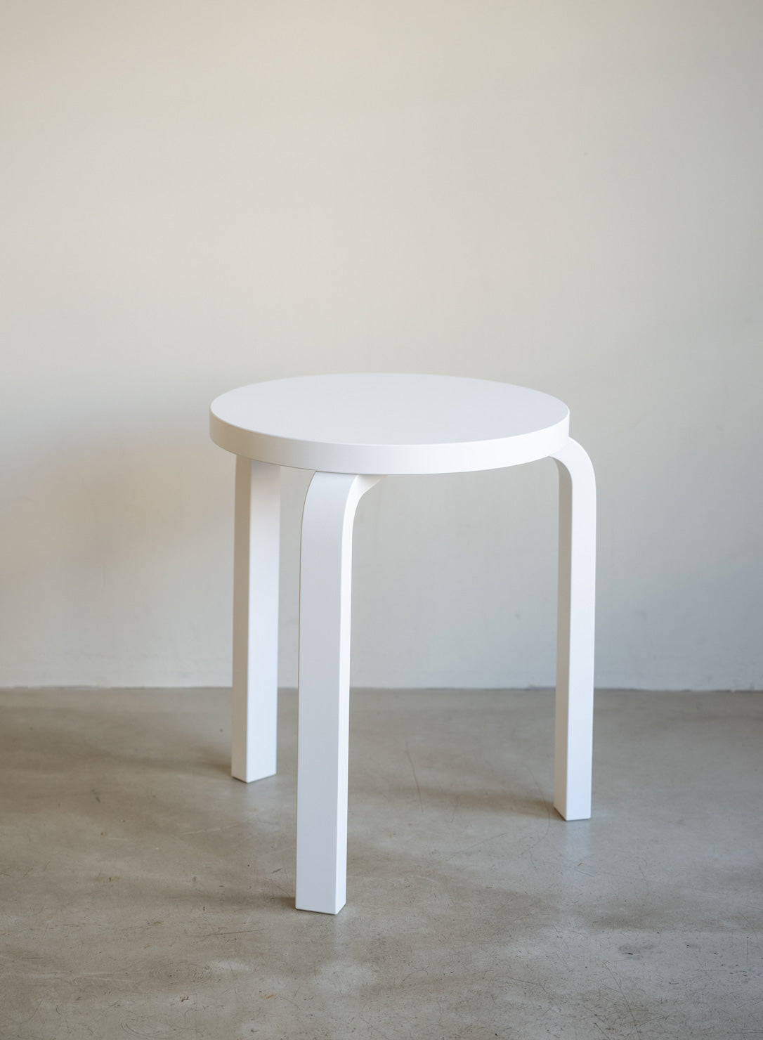 Stool 60, Legs White, Seat White - Artek