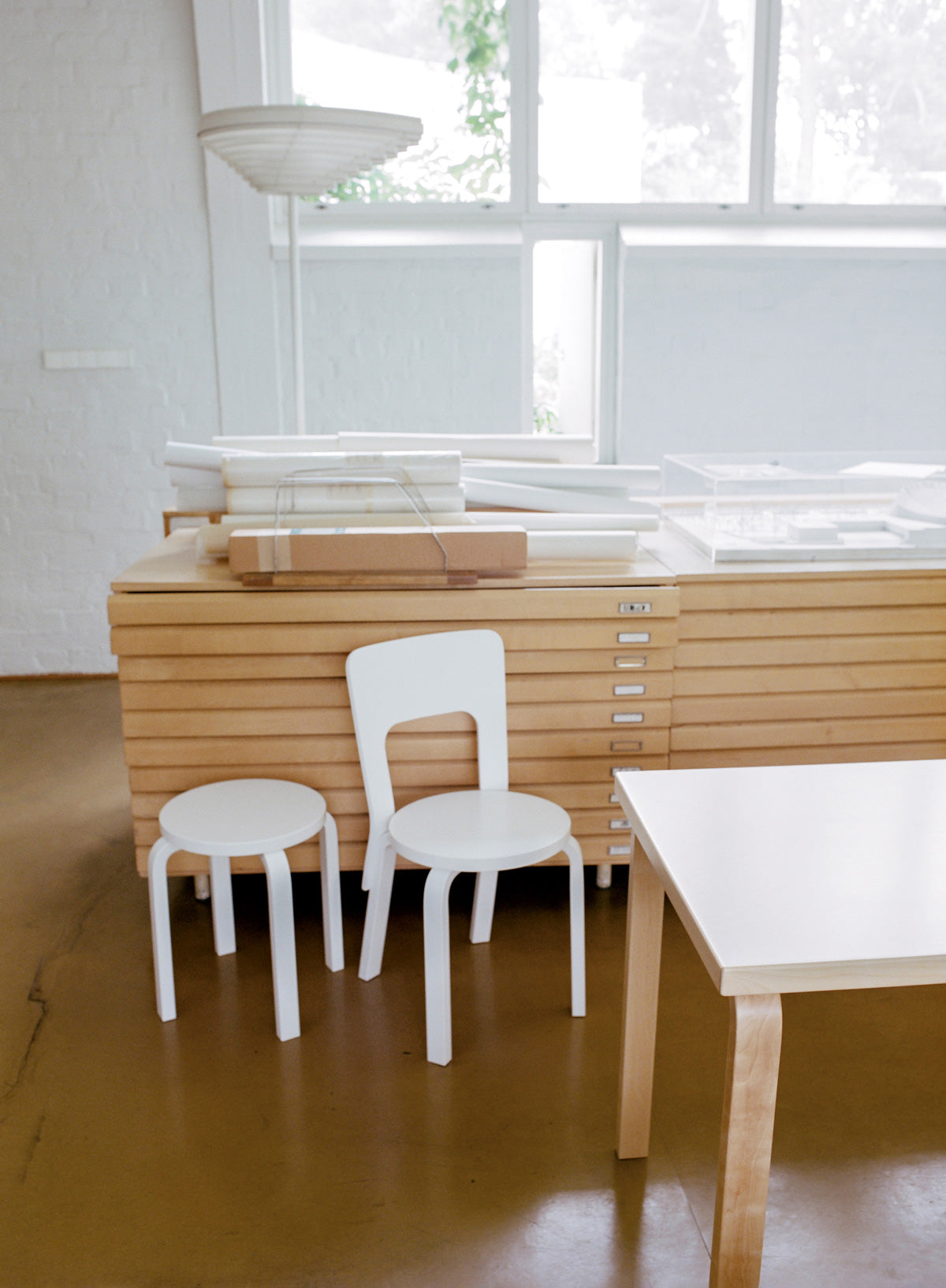 Stool 60, Legs White, Seat White - Artek